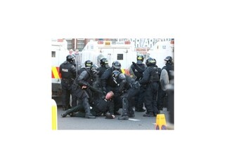 Pochod oranžistov v Belfaste rozohnali vodnými delami, tehla zasiahla policajta